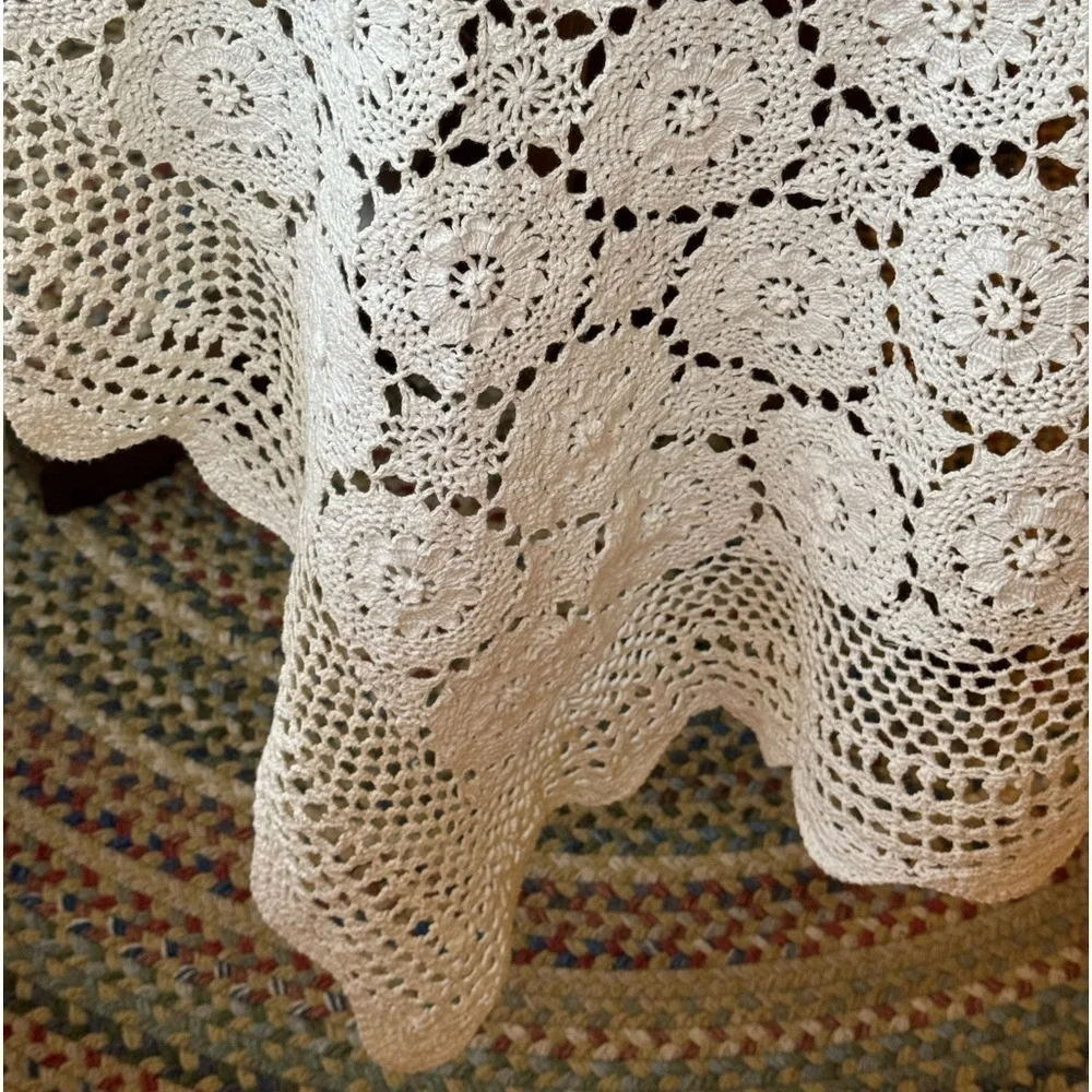 RECTANGLE~ANTIQUE WHITE~HAND CROCHETED TABLECLOTH~GOOD~VINTAGE CONDITION~MBRNS